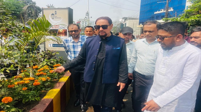 ওয়াসা থেকে আলমাস মোড়ের সৌন্দর্যবর্ধন উদ্বোধনকালে মেয়র ডা. শা
