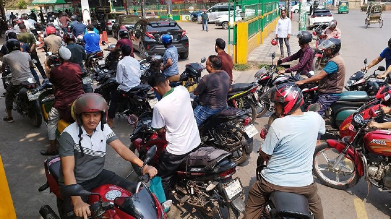 জ্বালানি সংকটের আশঙ্কায় চট্টগ্রামের ফিলিং স্টেশনে দীর্ঘ লাইন