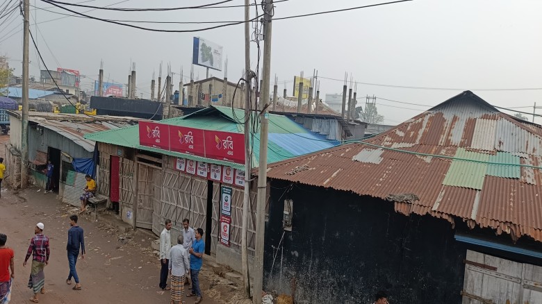 চট্টগ্রামেন৩ কোটি টাকা নিয়ে ক্যাশিয়ার উধাও কারখানা বন্ধ