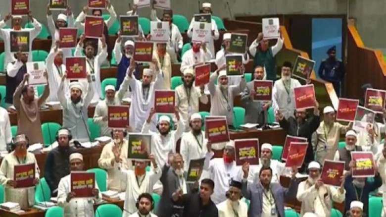 হট্টগোলের মধ্যেই ভাষণ শুরু করলেন রাষ্ট্রপতি, বিরোধী দলের ওয়া