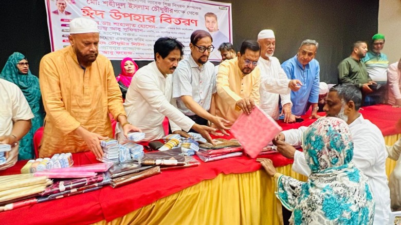 বাগমনিরাম ওয়ার্ডে ঈদ উপহার বিতরণকালে ডা. শাহাদাত হোসেন