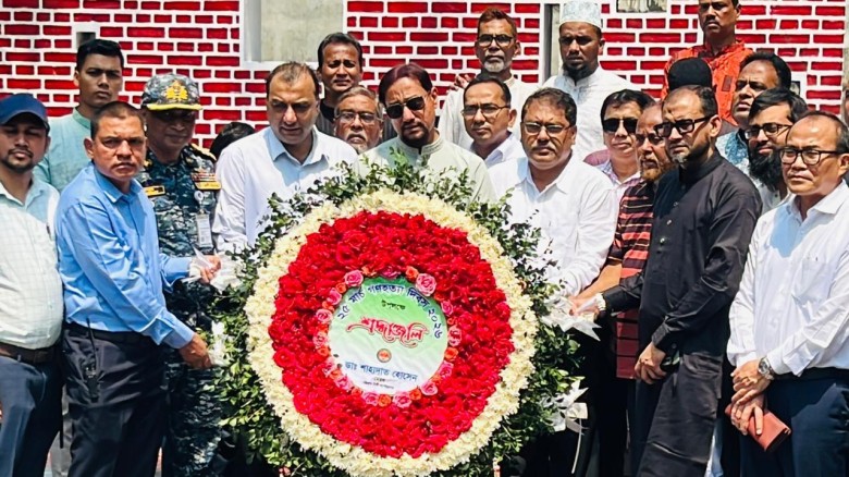 পাহাড়তলীর বধ্যভূমি স্মৃতিস্তম্ভে পুষ্পস্তবক অর্পণকালে ডা. শা