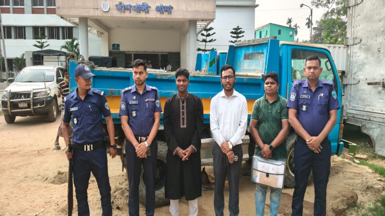 অবৈধ বালি উত্তোলন কারীদের বিরুদ্ধে প্রশাসনের অভিযানে  দেড় লক