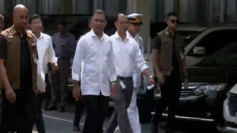 সচিবালয়ে ঢুকেই দফতরে দফতরে আকস্মিক পরিদর্শনে প্রধানমন্ত্রী