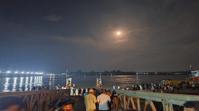 কালুরঘাট ফেরি থেকে ট্রাক কর্ণফুলীতে, বাঁচলেন চালক