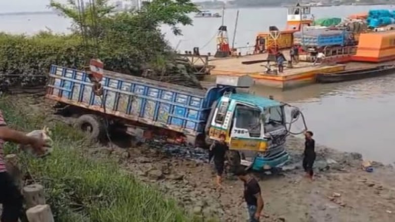 কালুরঘাট ফেরি থেকে পড়ে যাওয়া ট্রাকটি উদ্ধার