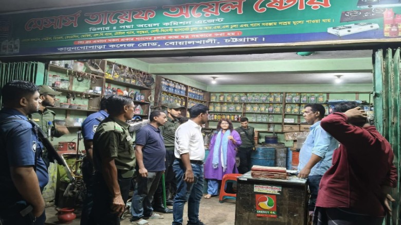 বোয়ালখালীতে তেলের দাম বেশি নেয়ার জরিমানা