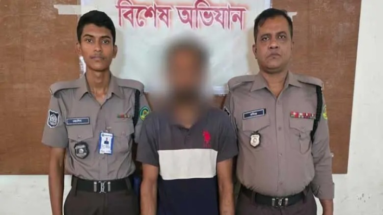 চট্টগ্রামে ফাঁকা গুলি ছুড়ে আতঙ্ক, অস্ত্রসহ যুবক গ্রেফতার