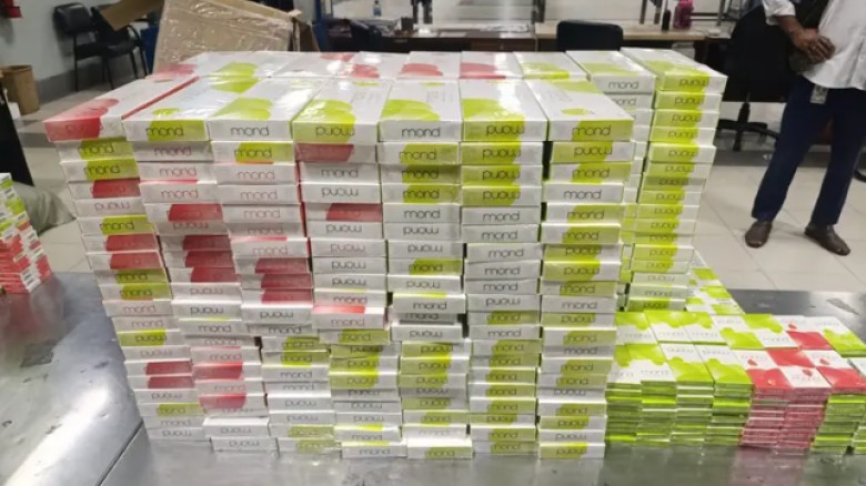 চট্টগ্রাম বিমানবন্দরে ৬৩০ কার্টন সিগারেট ও স্মার্টফোন জব্দ