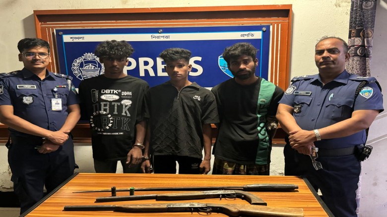 সাতকানিয়ায় ডাকাতির প্রস্তুতিকালে অস্ত্রসহ গ্রেপ্তার ৩