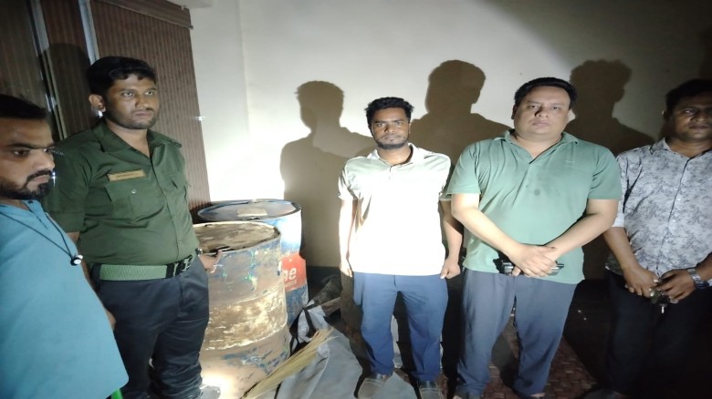 লোহাগাড়া চরম্বায় অবৈধভাবে তেল মজুদ,করায় একজনকে জরিমানা, ৩৬০ 