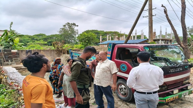 অবৈধভাবে খাল ভরাট ভ্রাম্যমাণ আদালতের জরিমানা