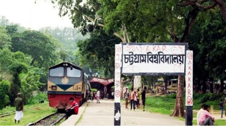 শাটলে বহিরাগতদের রাজনৈতিক স্লোগান, ভিডিও করায় নারী শিক্ষার্থ