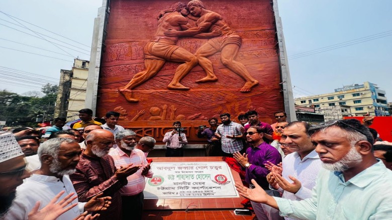 লালদিঘীতে বলি খেলার প্রতিকৃতি সম্বলিত ম্যুরাল উদ্বোধন করলেন 