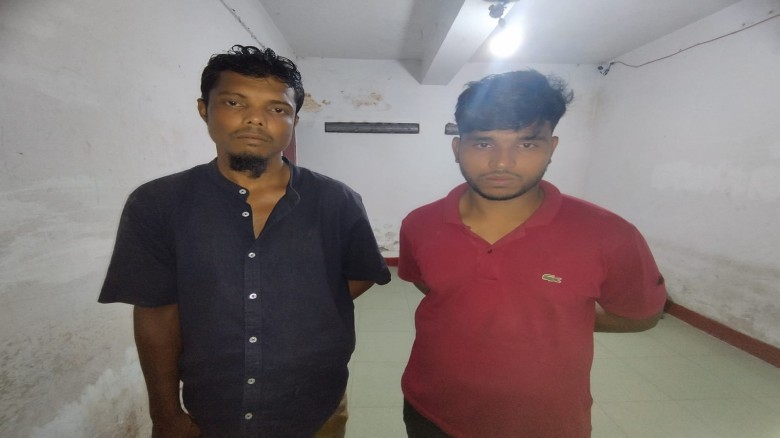 বোয়ালখালীতে অটোরিকশায় সহ বস্তাভর্তি মদ উদ্ধার আটক ২