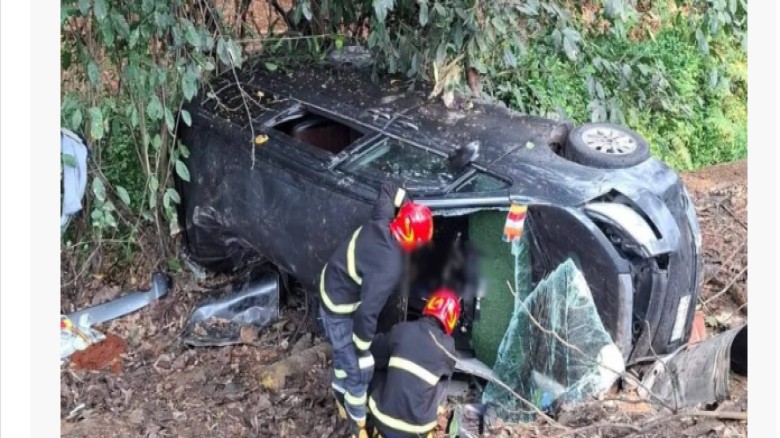 চট্টগ্রামে নিয়ন্ত্রণ হারিয়ে মাইক্রোবাস খাদে, তিনজন নিহত