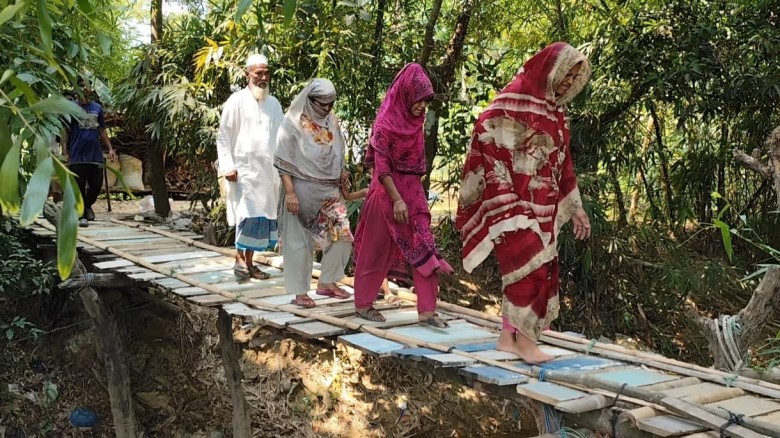 সেতু না থাকায় ঝুঁকিপূর্ণ  ঝুলন্ত সাঁকোই ভরসা এলাকাবাসীর