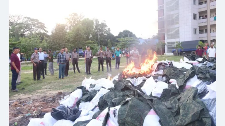 উদ্ধার করা কুকিচিন আর্মির ৩১ হাজার ৬৭৫ পিস পোশাকে আগুন