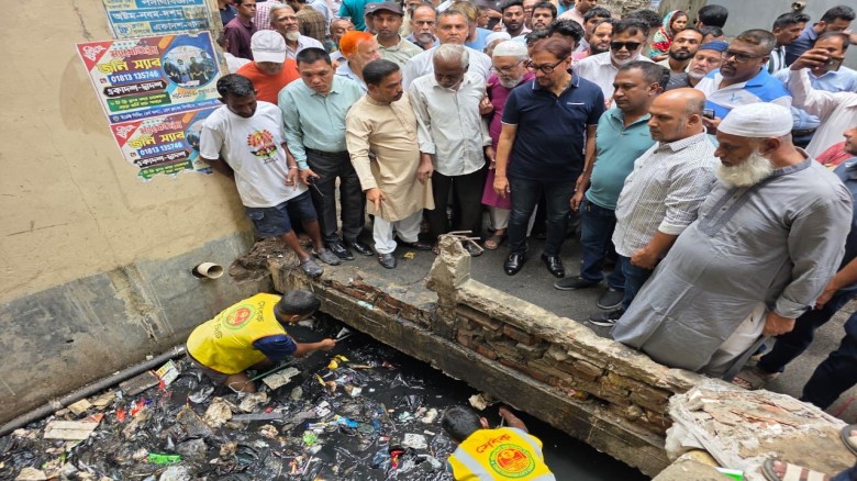 যত্রতত্র ময়লা আবর্জনা ফেললে কঠোর ব্যবস্থা নেওয়া হবে : মেয়র ড