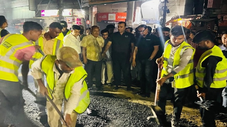 রাতেই সড়কের চলমান কার্পেটিং কাজ পরিদর্শন করেছে চসিক মেয়র শাহ