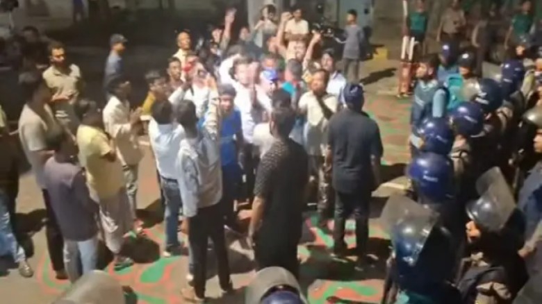 জুলাই গ্রাফিতি মোছা নিয়ে চট্টগ্রামে এনসিপি-বিএনপি উত্তেজনা