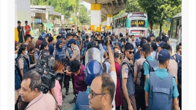 চট্টগ্রামে নিষেধাজ্ঞার মধ্যে গ্রাফিতি আঁকতে আসা শিক্ষার্থীদে