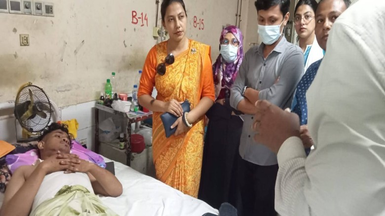 কর্ণফুলীতে সড়ক দুর্ঘটনায় আহতদের দেখতে চমেকে ডা. মোছাম্মৎ জেব