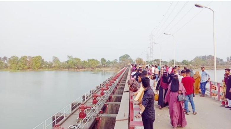 মিরসরাইয়ে পর্যটন কেন্দ্রগুলোতে দর্শনার্থীদের উপচে পড়া ভিড়