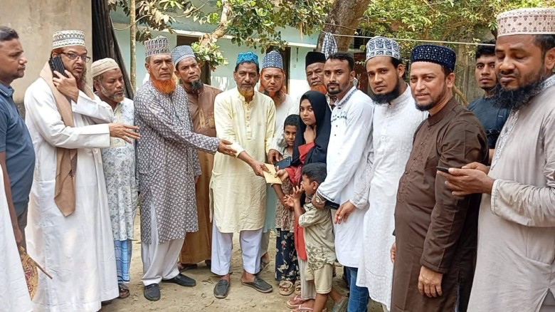 চন্দনাইশে মাওলানা মাহাবুবুর আলমের কবর জিয়ারত ও পরিবারকে নগদ 