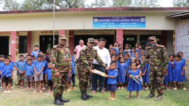 জারুলছড়ির ৫০ শিক্ষার্থীর হাতে শিক্ষা উপকরণ তুলে দিলেন দীঘিনা