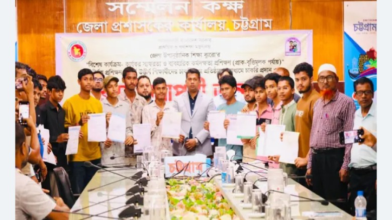 ঝরে পড়াদের হাতে সরাসরি নিয়োগপত্র, আলো ছড়ালেন ডিসি জাহিদ