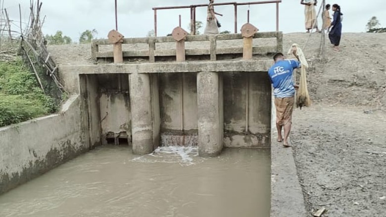 জোয়ারের পানিতে প্লাবিত বাঁশখালী পশ্চিম পুঁইছড়ির শতাধিক বাড়ি 