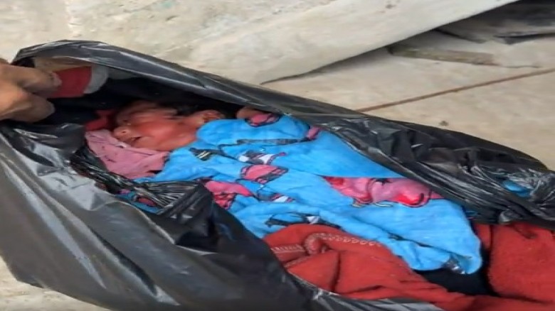 মিরসরাইয়ে কালো পলিথিনে মোড়ানো নবজাতক উদ্ধার, হাসপাতালে চিকিৎ