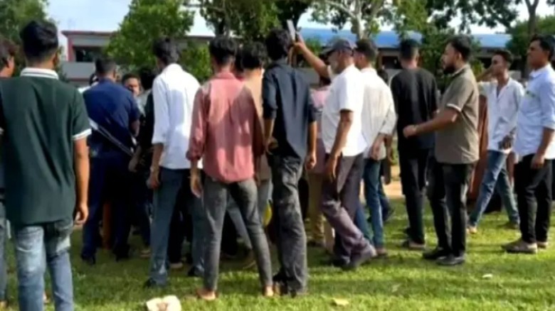 চট্টগ্রামে এমপির সামনেই বিএনপিকর্মীর ওপর হামলার অভিযোগ...