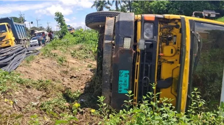 কর্ণফুলীতে নিয়ন্ত্রণ হারিয়ে খাদে রডবোঝাই ট্রাক, আহত ৩