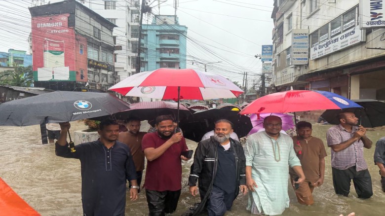 জলাবদ্ধ এলাকা পরিদর্শনে জামায়াতের মেয়র প্রার্থী হেলালী, পানি