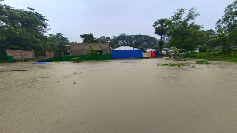 মিরসরাইয়ে টানা ভারি বর্ষণে  নিম্নাঞ্চল প্লাবিত, দুর্ভোগে মা