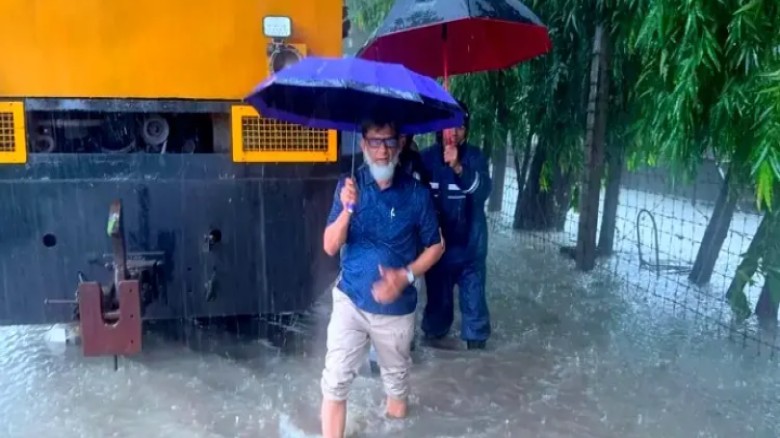 ২ ফুট পানির নিচে রেললাইন, হাঁটু পানিতে নেমে পরিদর্শন প্রতিমন