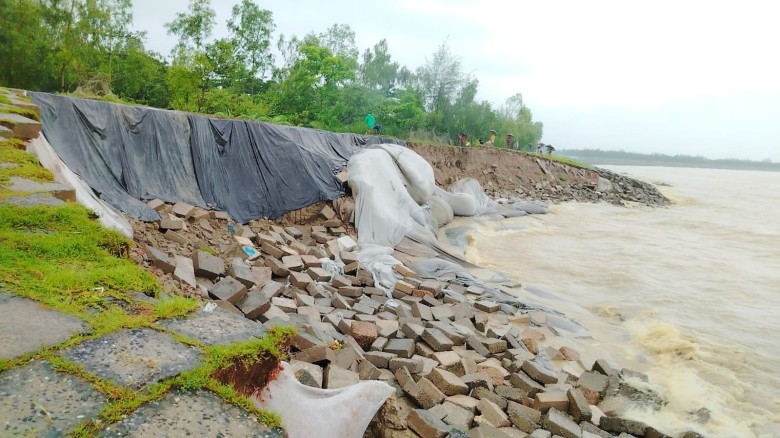 বাঁশখালীতে আবারও বেড়িবাঁধ ভাঙন: আতঙ্কে ২০ হাজার উপকূলবাসী, ভ