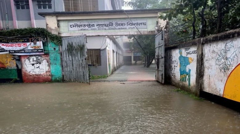 কর্ণফুলীতে জলাবদ্ধতায় দৌলতপুর বহুমুখী উচ্চ বিদ্যালয়ের পরীক্ষ