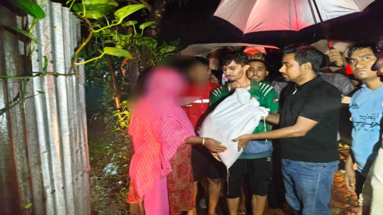 বোয়ালখালীতে পানিবন্দী  মানুষের পাশে ইউএনও