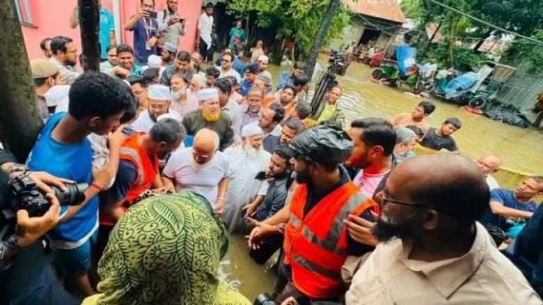 বাঁশখালীতে বন্যাদুর্গত মানুষের পাশে জামায়াত আমির