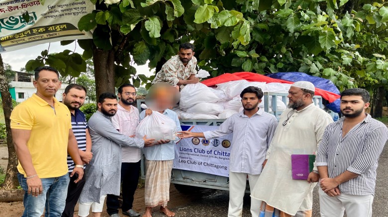 বন্যাকবলিত লোহাগাড়ায় ২০০ পরিবারের পাশে লায়ন্স ক্লাব অব চি