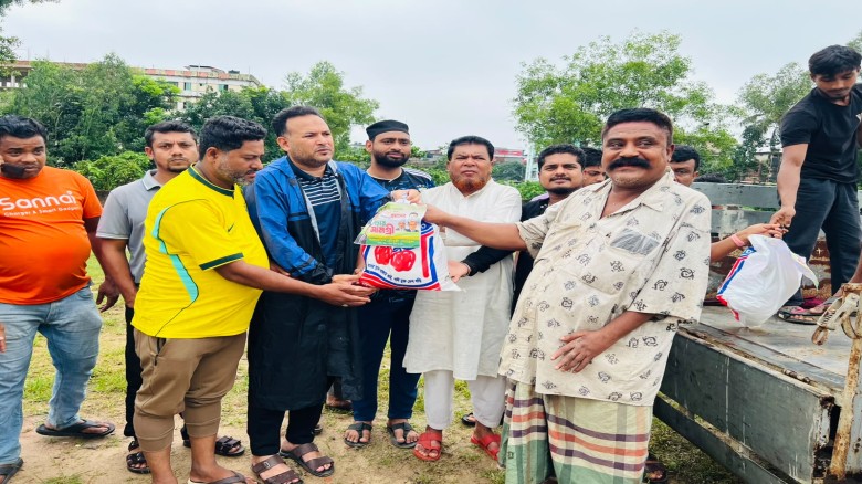 লোহাগাড়া বন্যায় ক্ষতিগ্রস্থ মানুষের পাশে ত্রাণ সহায়তা নিয়ে স