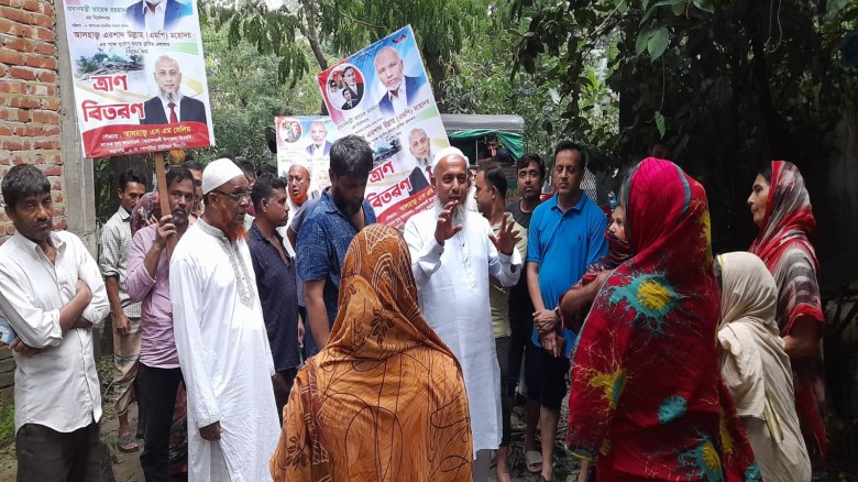বোয়ালখালী পোপাদিয়া ইউনিয়নে পানিবন্দিদের ত্রান  বিতরণ