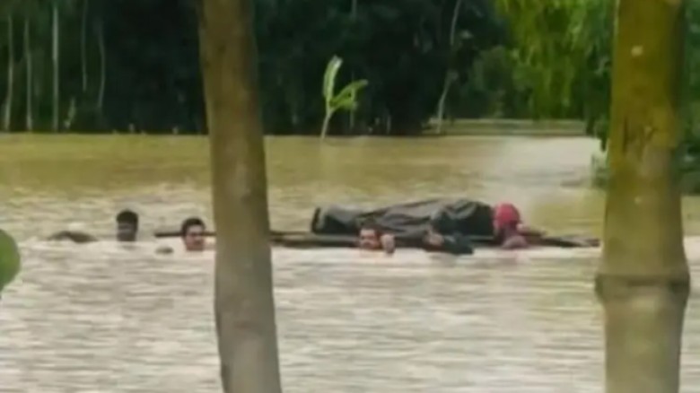 চারদিকে বন্যার পানি, ভেলায় ভাসিয়ে শেষ বিদায়