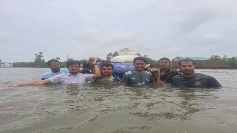 বাঁশখালীতে এসএসসি ২০১৬ ব্যাচের উদ্যোগে বন্যাদুর্গতদের মাঝে ত