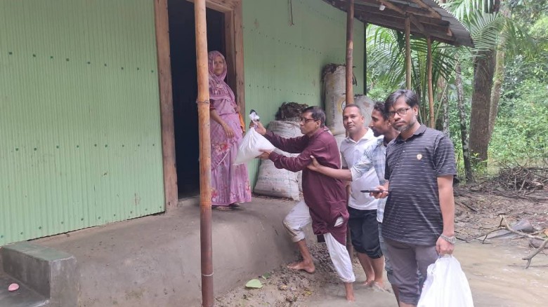 বোয়ালখালী প্রেসক্লাবে উদোগে উপহার  বিতরণ