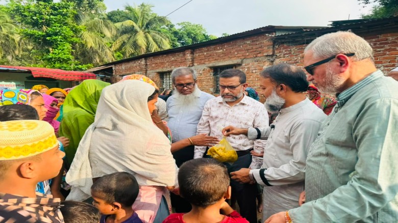 পাহাড় ধসে ক্ষতিগ্রস্তদের মাঝে আকবরশাহ থানা জামায়াতের রান্না 