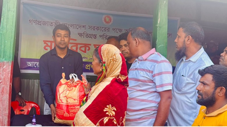 খাগড়াছড়ির দীঘিনালায় বন্যাদুর্গত শতাধিক পরিবারের মাঝে ইউএনওর 